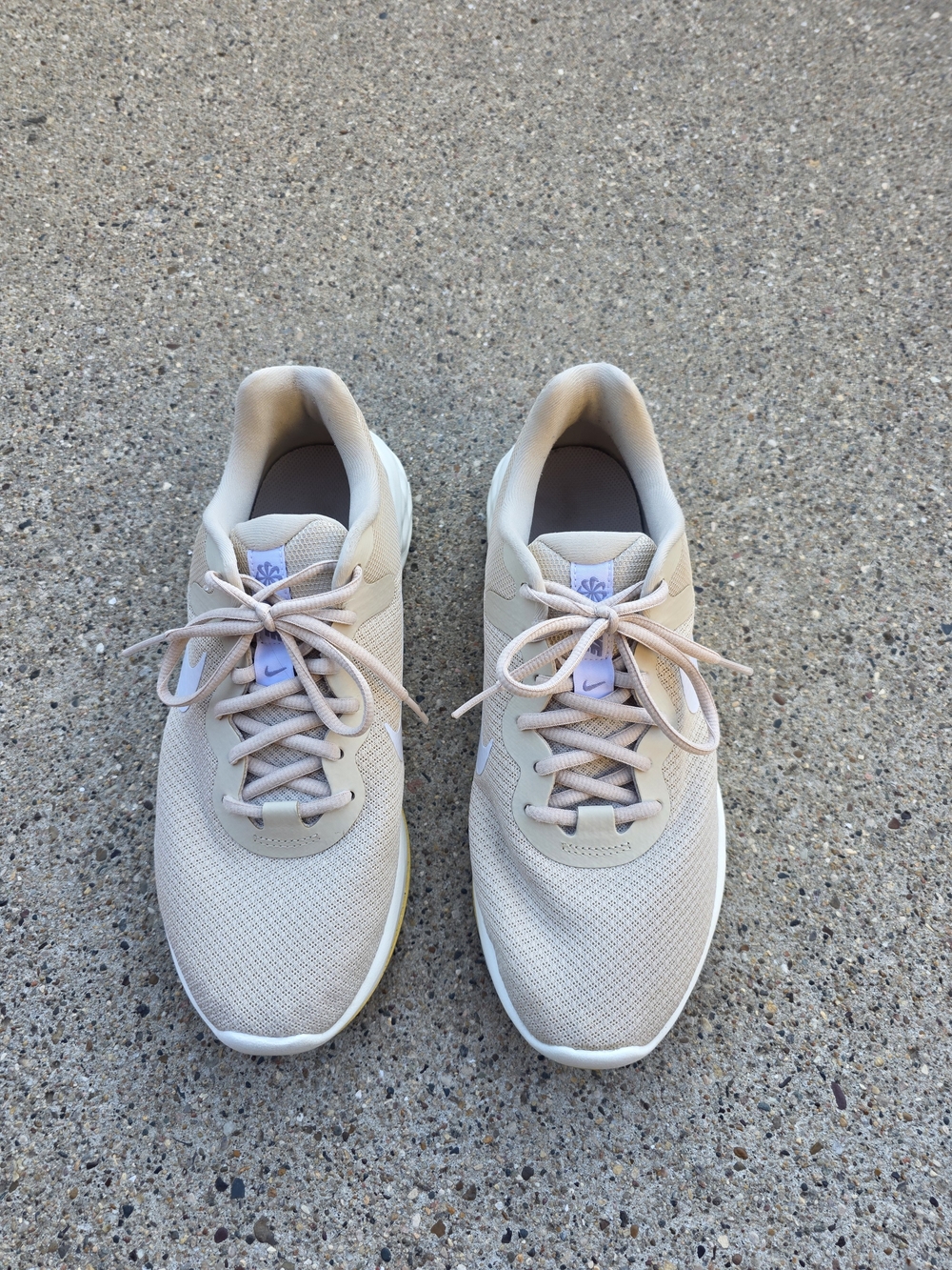 Nike Women's Beige Lightweigt Sneaker  Size 10.5 - Picture 4 of 15